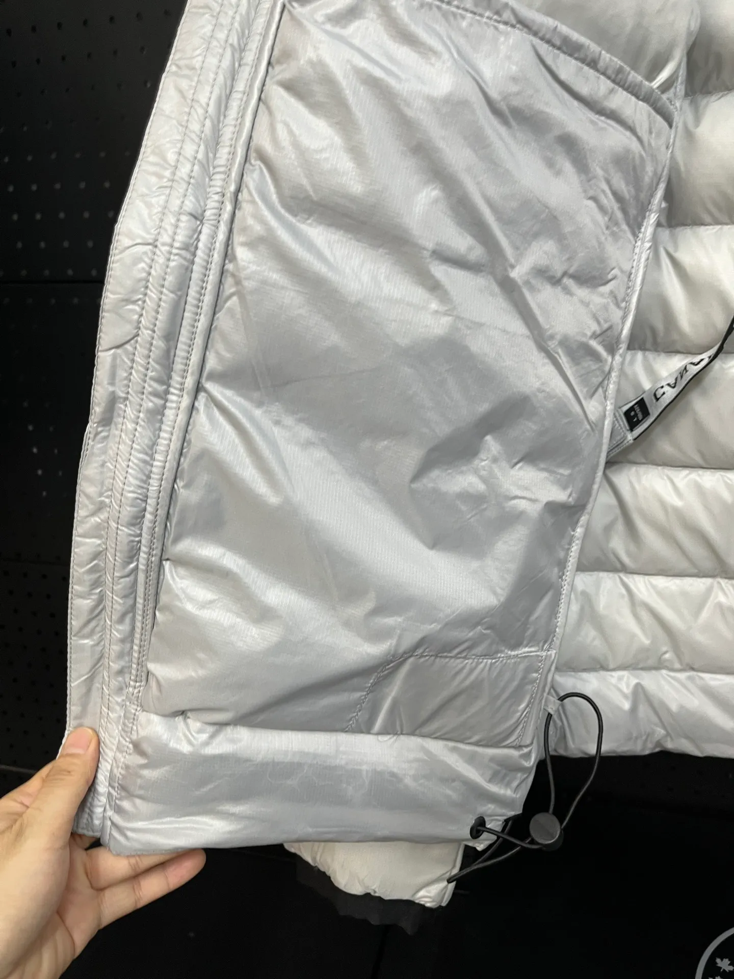 P940 Top 🔥purchase version 𝘾𝘼𝙉𝘼𝘿𝘼 𝙂𝙊𝙊𝙎𝙀/Canada Goose 2227 thin and light style. It’s super lightweight and doesn’t feel any weight on your upper body at all! Show more temperament‼  Canada Goose, a Canadian brand, has always been recognized as the warmest down jacket. Various Instagram celebrities, Internet celebrities, and celebrities often wear it for street photos. I make Canada Goose every year, but I still can’t get rid of my love for the goose. No matter how cold the winter is, there is no need to be afraid. Canada Goose is the legendary warmest down jacket and is known as a must-have for Arctic outdoor sports! The most popular down jacket in the world, celebrities are rushing to buy it, it is a must-have! Size: S-2XL Color: silver gray (red label) silver gray (black label), black (red label), black (black label), dark blue